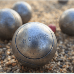 Focus sur quatre boules de pétanque de la marque Obut