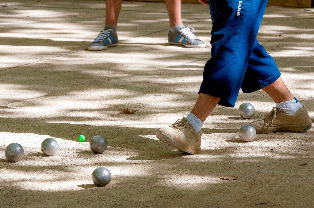 Le carton jaune en pétanque : tout savoir sur cette sanction