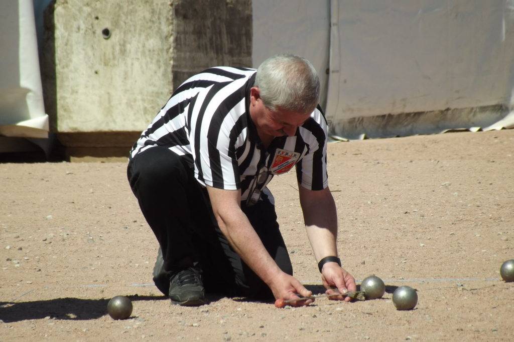 Comment un arbitre assure-t-il la gestion du jeu à la pétanque ?