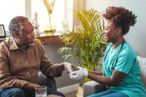 Lire la suite à propos de l’article Les services de soins à domicile pour les personnes âgées, adaptés à vos besoins