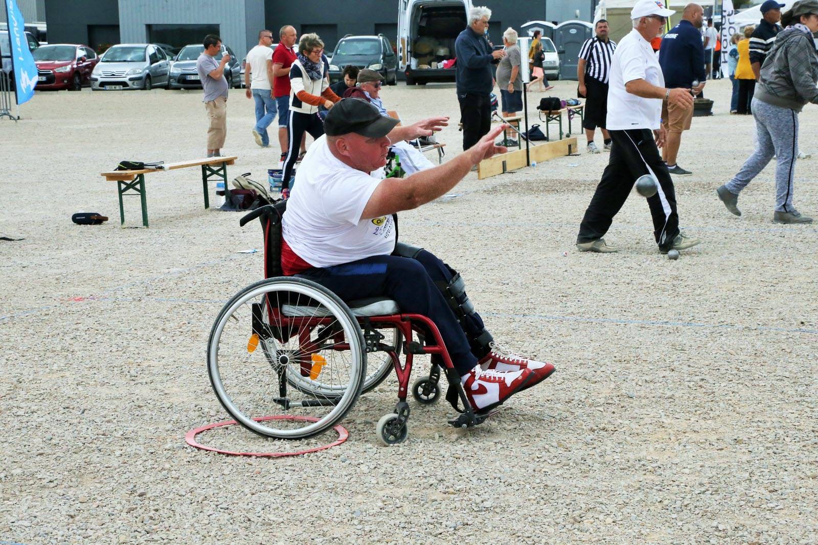 You are currently viewing Les règles de la handi pétanque : comment adapter le jeu aux personnes en situation de handicap ?