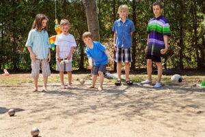 Lire la suite à propos de l’article Le boom de la pétanque : Comment ce sport traditionnel gagne en popularité chez les jeunes ?