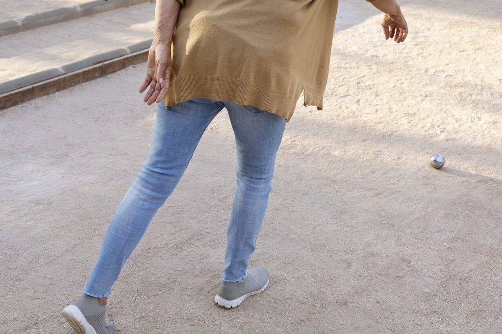 Les femmes à la pétanque : Boules d’acier et féminité