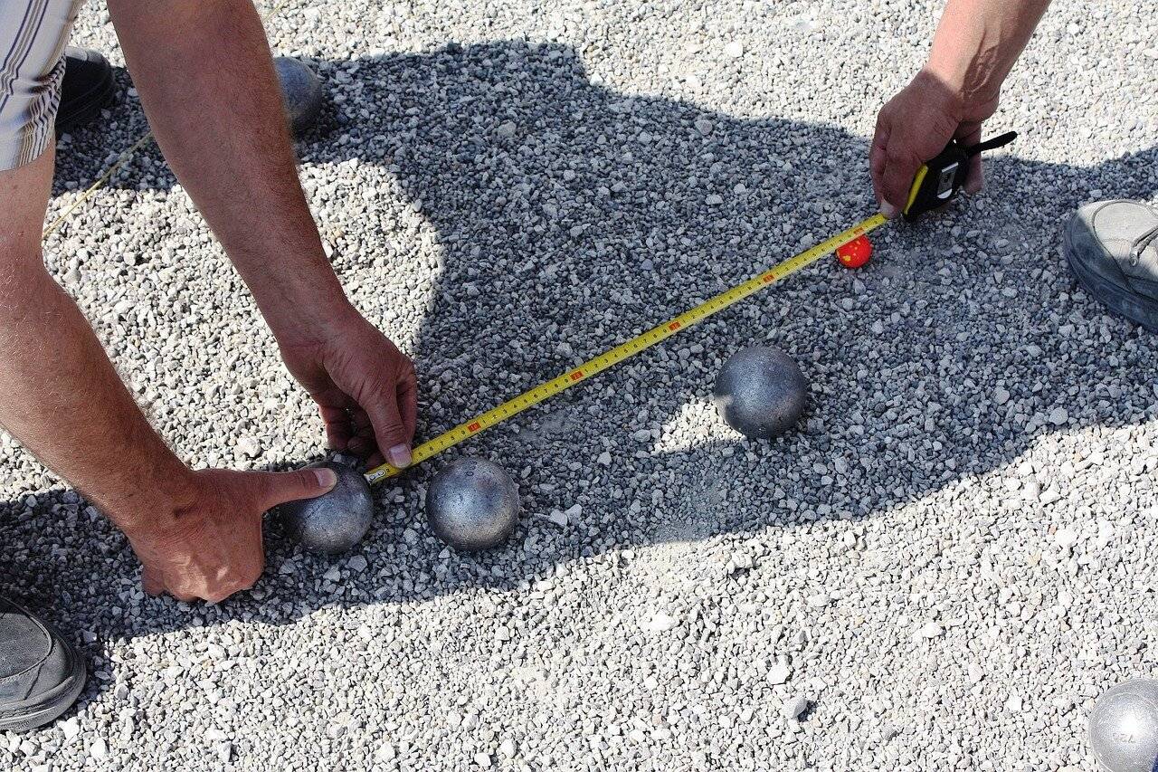 Jeu de pétanque : Les boules dansent au rythme de la stratégie